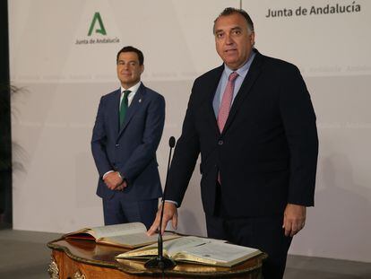 Arturo Bernal, hoy, en su toma de posesión como consejero de Cultura, Deporte y Turismo, ante el presidente de la Junta de Andalucía, Juanma Moreno.