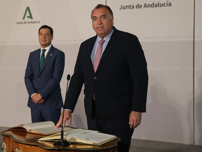 Arturo Bernal, hoy, en su toma de posesión como consejero de Cultura, Deporte y Turismo, ante el presidente de la Junta de Andalucía, Juanma Moreno.