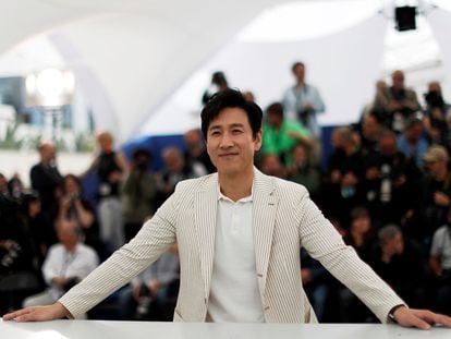 Lee Sun-Kyun posa para los fotógrafos en el fetival de cine de Cannes en mayo de 2019.