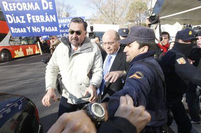 El presidente de la CEOE, Gerardo Díaz Ferrán, es abucheado por unos 30 trabajadores de Air Comet, tras una conferencia en el Foro Nueva Economía.