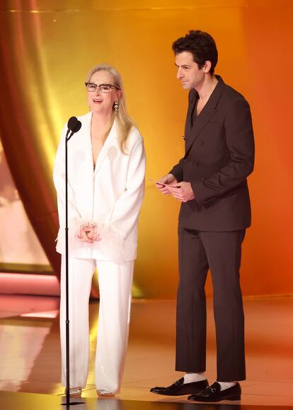 Meryl Streep y su yerno, el productor y DJ Mark Ronson, fueron los encargados de presentar el premio a la Mejor grabación del año, que llevó Miley Cyrus por 'FLowers'.