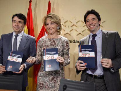 La presidenta de Madrid, Esperanza Aguirre, el vicepresidente del Gobierno regional, Ignacio González, y el consejero de Economía, Percival Manglano