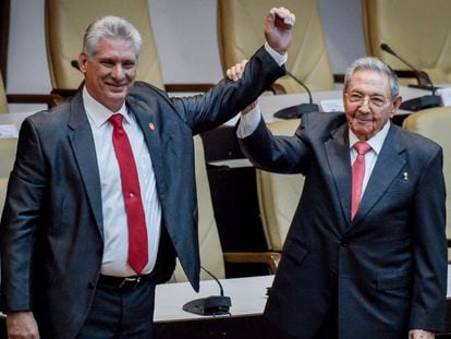 El presidente de Cuba, Miguel Díaz Canel, junto a Raúl Castro.
