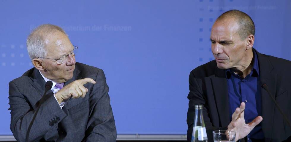 Schäuble y Varufakis, tras un encuentro en Berlín en 2015.