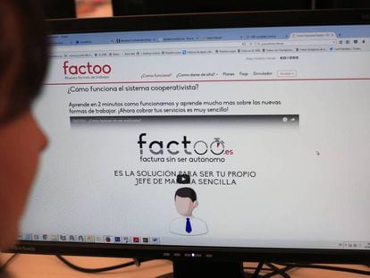 Una usuaria de la empresa Factoo ve su página web.
