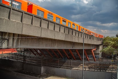 Paso del metro sobre los refuerzos colocados en las grapas que soportan el tramo elevado de la estación Pantitlán de la Línea 9, el 12 de abril.