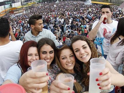 Jóvenes en la fiesta de la primavera en el 'botellódromo' de Granada, en 2013.