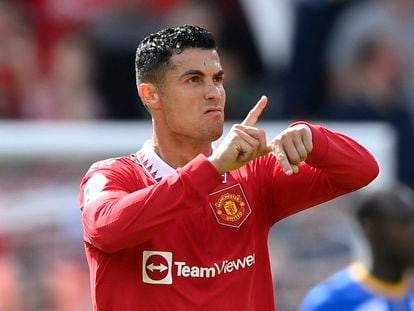 Ronaldo solicita al colegiado que mire el tiempo para el añadido ante el Brighton.
