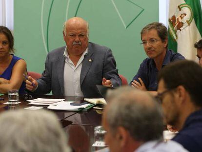 El consejero andaluz de Salud, Jesús Aguirre, reunido con el gabinete de crisis por el brote de listeriosis.