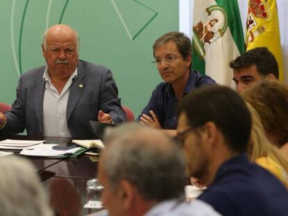 El consejero andaluz de Salud, Jesús Aguirre, reunido con el gabinete de crisis por el brote de listeriosis.