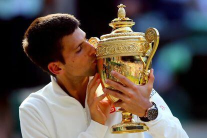 Novak Djokovic besa el trofeo del torneo de Wimbledon, este domingo.