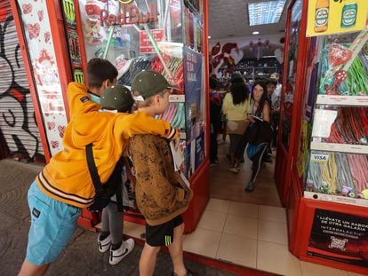 Alumnos del colegio público La Laguna, uno de los sepultados por la lava en la isla de La Palma, durante su viaje a Madrid.