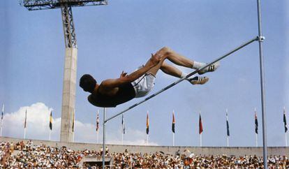 Dick Fosbury supera el listón en el salto que le da el oro en México 68.