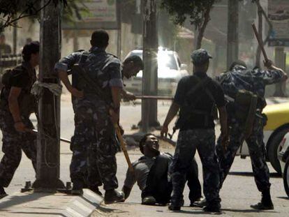 Miembros de las fuerzas de Hamás golpean a un seguidor de Al Fatah, en Gaza.
