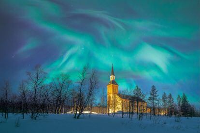 La aurora boreal brilla sobre una iglesia en Utsjoki (Finlandia). 