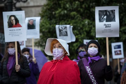 'Performance' sobre la historia del feminismo realizada en la plaza de la Ayuntamiento de Valencia.