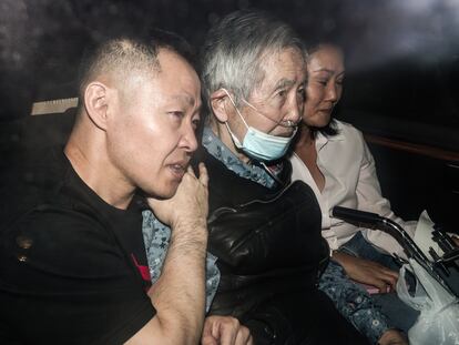 Alberto Fujimori con sus hijos Kenji y Keiko, tras salir del penal, este miércoles.