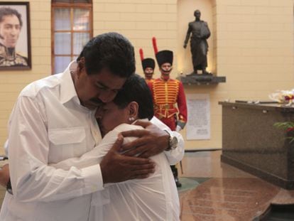 Maduro abraza a Maradona ante los restos de Hugo Ch&aacute;vez.