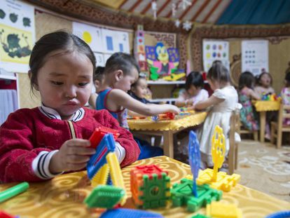 Una niña dentro de uno de los 'ger' que sirve como guardería en Nalaikh (Mongolia).