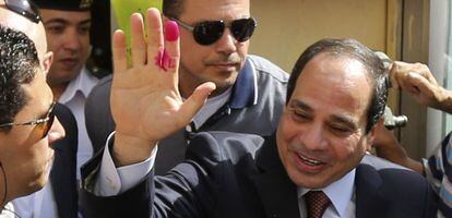 Abdel Fat&aacute; al Sisi tras emitir su voto en El Cairo, este lunes.