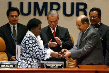 El ministro de Exteriores de Malaisia recibe el mazo de presidente de la Asamblea de manos de su homóloga surafricana.