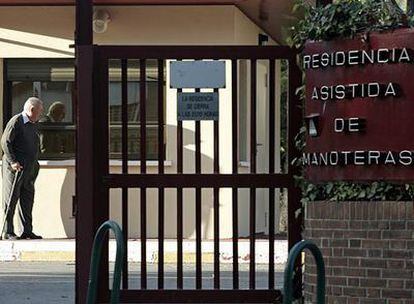 Entrada de la residencia de Manoteras donde se han reducido los alimentos a los ancianos.