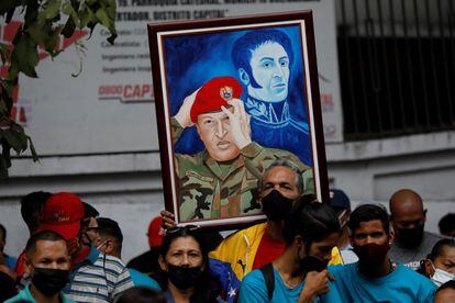 A group of citizens holds a portrait with the image of former President Hugo Chávez at the closing of the campaign of Carmen Meléndez, candidate for mayor of Caracas, on November 18.
