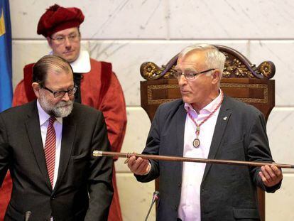 Joan Ribó, alcalde de Valencia, este sábado tras ser reelegido y declinar tomar la vara de mando que le entregaba el secretario municipal.