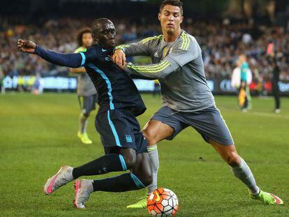 Cristiano Ronaldo y Sagna, durante el partido