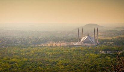 Con sus cuatro esquinas amarradas por cuatro minaretes en forma de aguja que se elevan 90 metros, la sala de oraciones, de forma piramidal, de la mezquita de Shah Faisal, en Islamabad (Paquistán), parece sostenerse serenamente sobre una meseta elevada con vistas a la ciudad. Es la mayor mezquita del páis, con capacidad para más de 250.000 fieles.