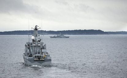 Un barco sueco patrulla el archipiélago de Estocolmo, el pasado 19 de octubre.