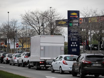 Cola de vehículos en una gasolinera de Barcelona.