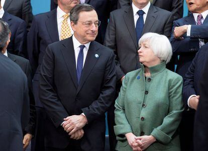 El presidente del BCE, Mario Draghi, y su hom&oacute;loga en la Fed, Janet Yellen.