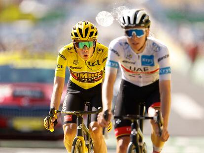 Jonas Vingegaard y Tadej Pogacar terminan la 14ª etapa del Tour de Francia este sábado.