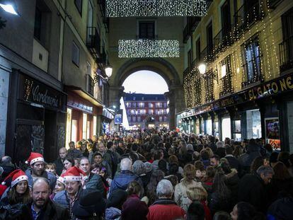 Una calle de Madrid, atestada de viadantes este jueves.