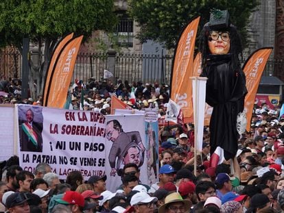 El muñeco de Norma Piña durante la concentración de este sábado en el Zócalo capitalino.