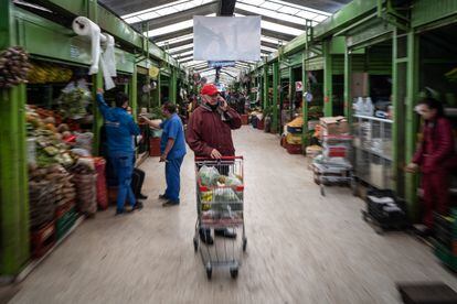Un hombre realiza su compra del mes en el mercado Paloquemao, en Bogotá.