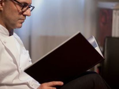 El chef de Osteria Francescana Massimo Bottura, con su libro de "inspiraciones".