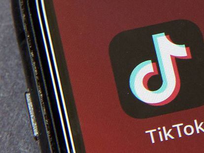 Logo de TikTok en la pantalla de un móvil. 