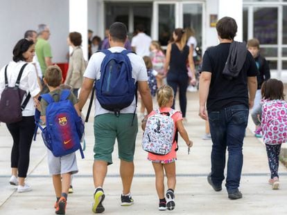 Varios padres llevan a sus hijos al colegio, al inicio del curso, el pasado septiembre en Valencia. 