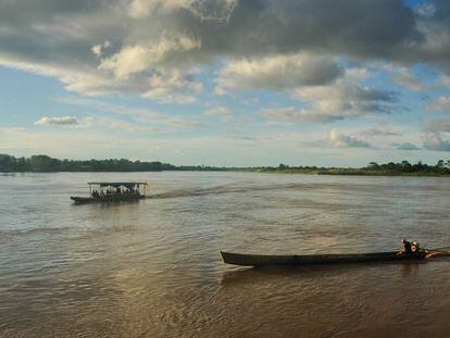 Dos embarcaciones navegan río Beni arriba desde Rurrenabaque, Bolivia.