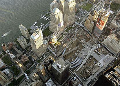 Imagen aérea tomada ayer del lugar donde estuvieron las Torres Gemelas, en el sur de Manhattan.