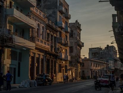 Una imagen habitual en las calles de Centro Habana, en la que se ven los vestigios de un próspero pasado colonial.