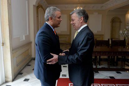 El presidente de Colombia, Juan Manuel Santos, recibe al mandatario electo, Iván Duque. 