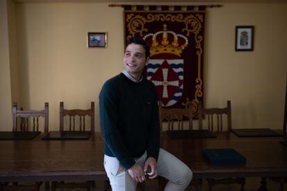 Juan del Canto, alcalde de Villalazán (Zamora), en el salón de plenos del Ayuntamiento.