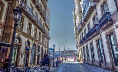 Una calle junto al puerto de A Coruña.