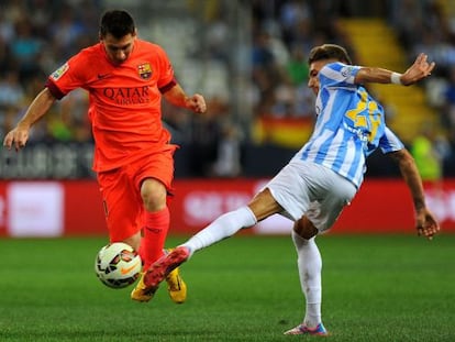 Messi supera a Castillejo en el partido frente al M&aacute;laga. 