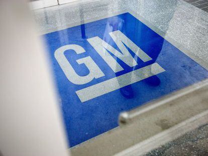 El logo de GM, en una sede en Roswell. Estados Unidos.