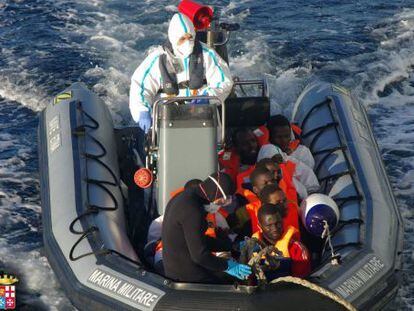 Varios de los 1.026 inmigrantes rescatados el 24 de diciembre por Italia.