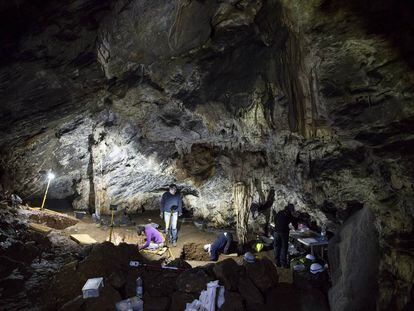 Un grupo de investigadores en la cueva de Ardales.